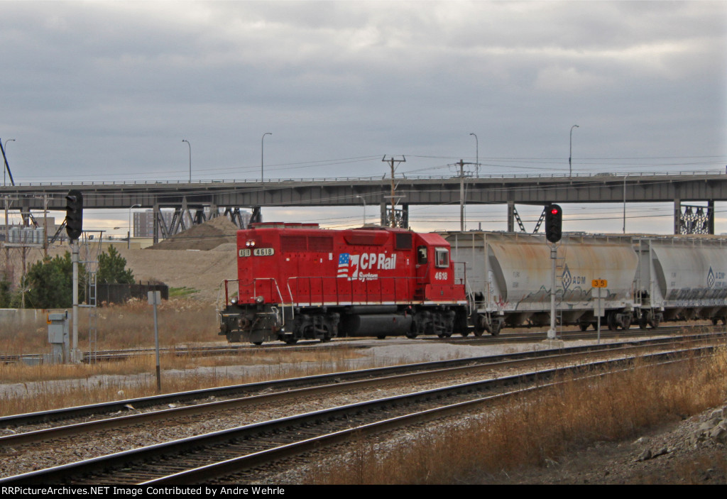 CP 4618 leads the returning G67 through Cut-Off